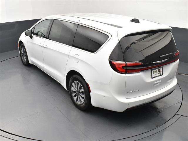 new 2025 Chrysler Pacifica Hybrid car, priced at $40,837