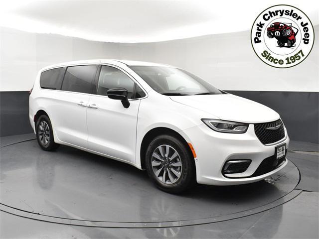 new 2025 Chrysler Pacifica Hybrid car, priced at $40,837