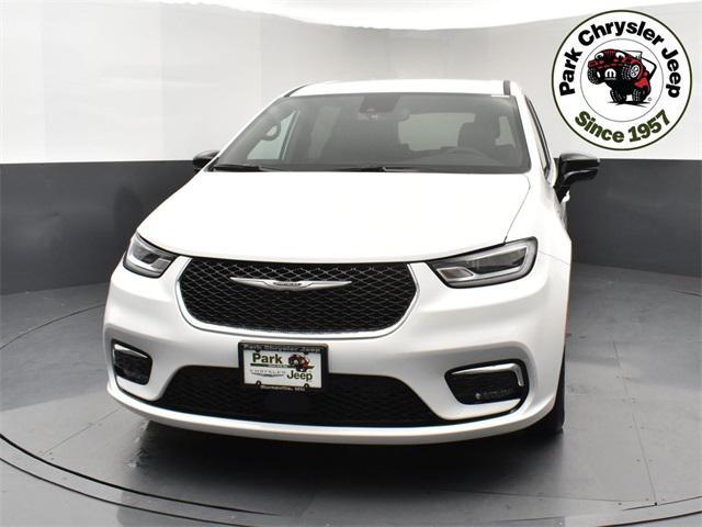 new 2025 Chrysler Pacifica Hybrid car, priced at $40,837