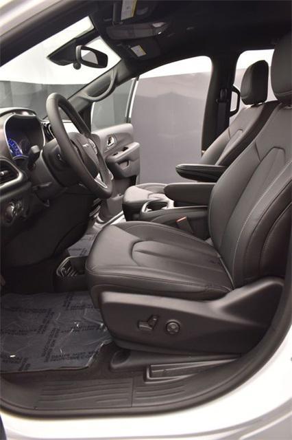 new 2025 Chrysler Pacifica Hybrid car, priced at $40,837