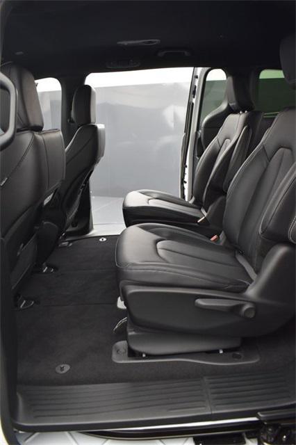 new 2025 Chrysler Pacifica Hybrid car, priced at $40,837