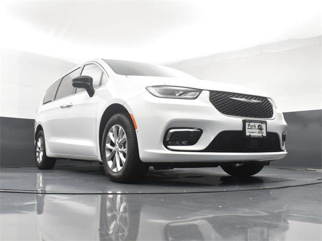 new 2025 Chrysler Pacifica car, priced at $44,461