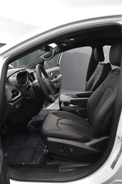 new 2025 Chrysler Pacifica car, priced at $44,461