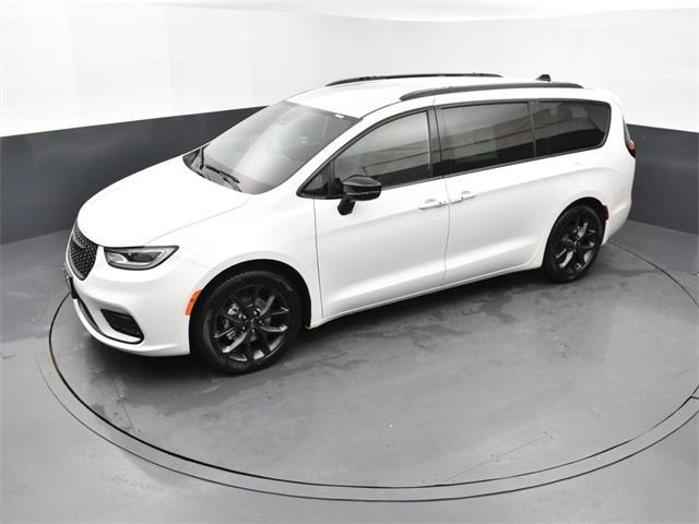 new 2024 Chrysler Pacifica car, priced at $47,045