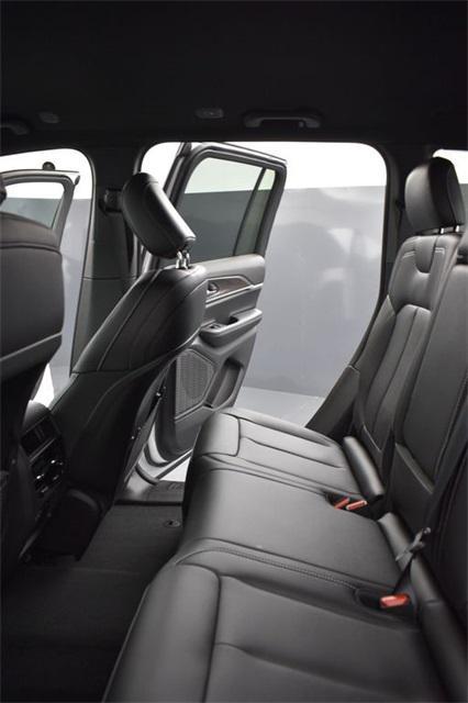 new 2025 Jeep Grand Cherokee car, priced at $39,075
