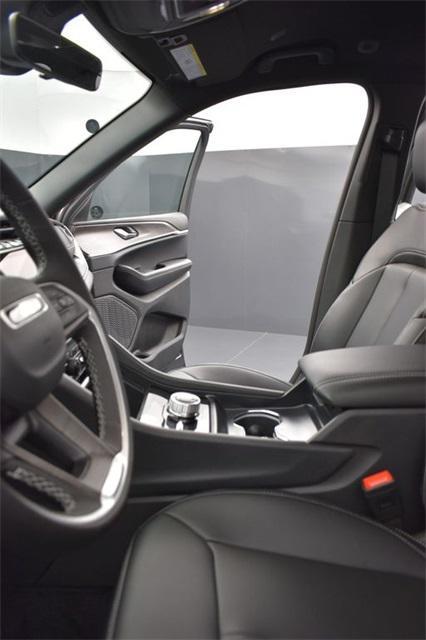 new 2025 Jeep Grand Cherokee car, priced at $45,390