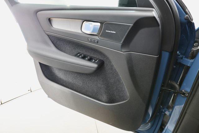 new 2025 Volvo XC40 car, priced at $50,565