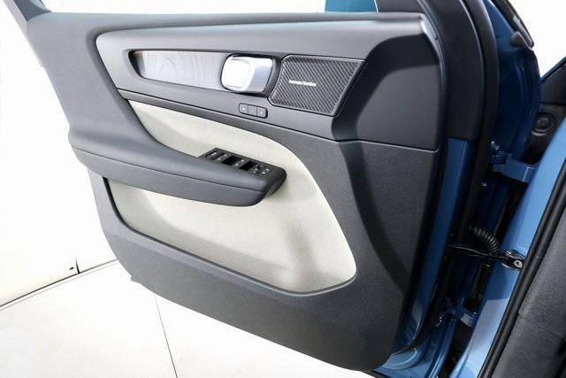 new 2025 Volvo XC40 car, priced at $52,235