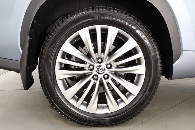 used 2022 Toyota Highlander car, priced at $40,590