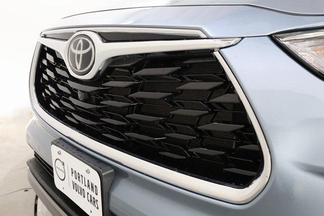 used 2022 Toyota Highlander car, priced at $40,590