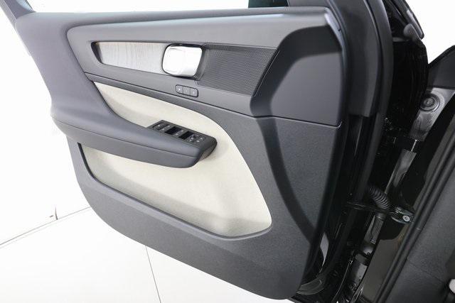 new 2025 Volvo XC40 car, priced at $46,335
