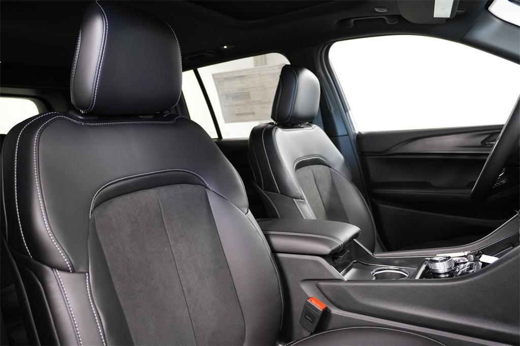 new 2025 Jeep Grand Cherokee car
