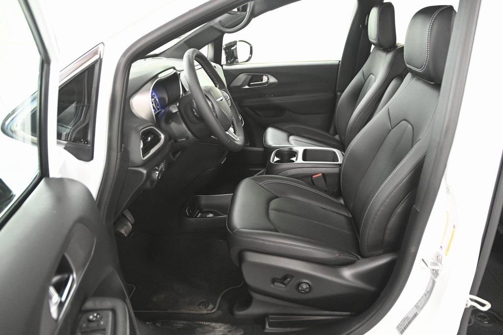 new 2025 Chrysler Voyager car