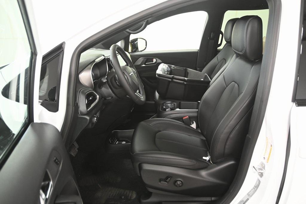 new 2025 Chrysler Pacifica car, priced at $43,677