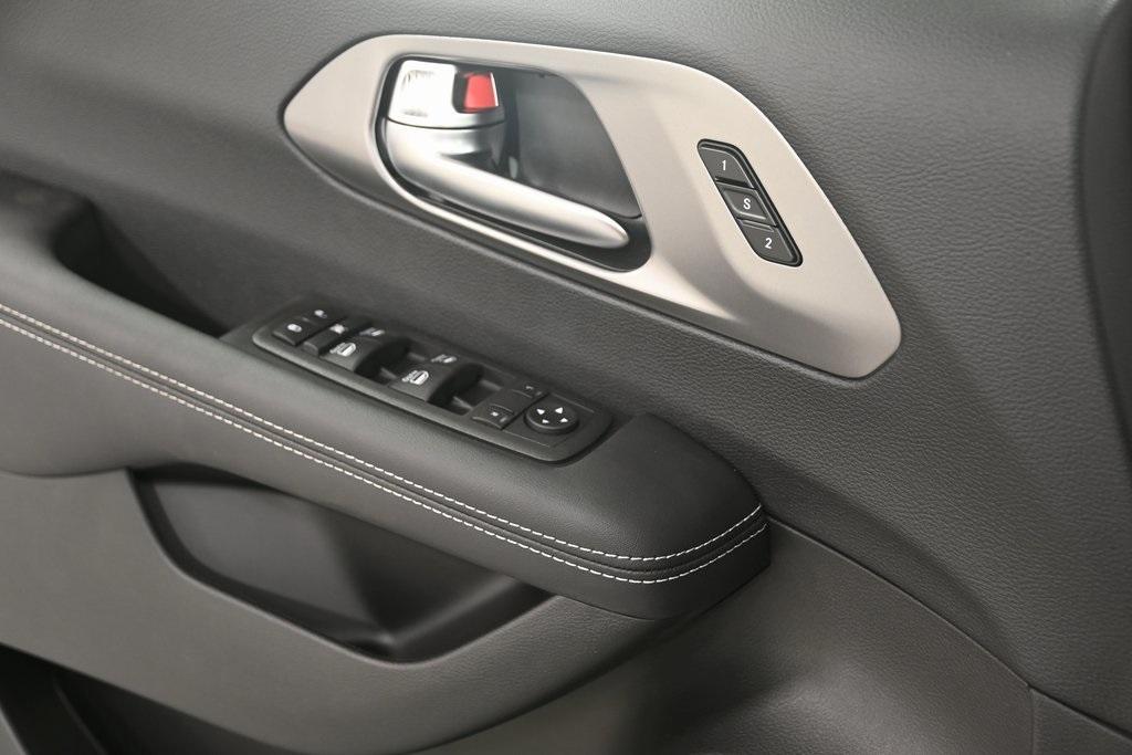 new 2025 Chrysler Pacifica car, priced at $43,677