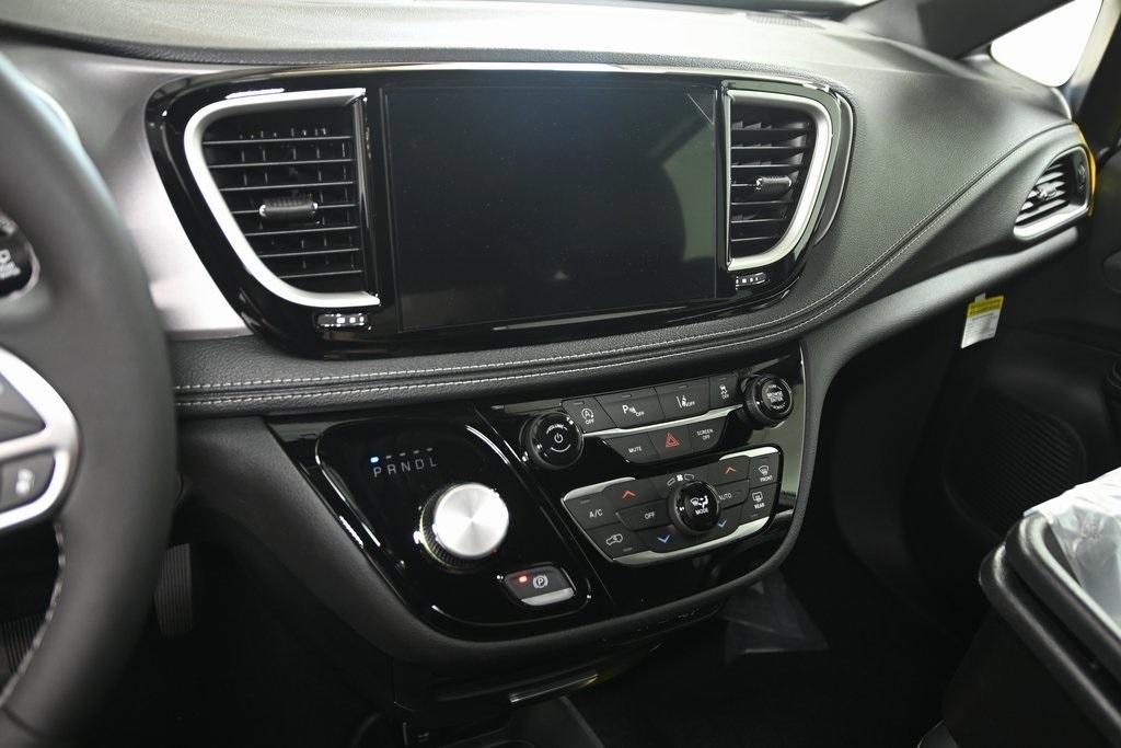 new 2025 Chrysler Pacifica car, priced at $43,677