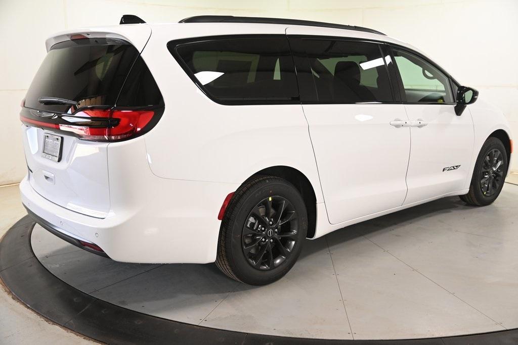 new 2025 Chrysler Pacifica car, priced at $43,677