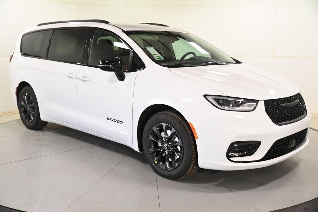 new 2025 Chrysler Pacifica car