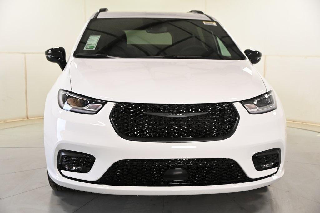 new 2025 Chrysler Pacifica car, priced at $43,677
