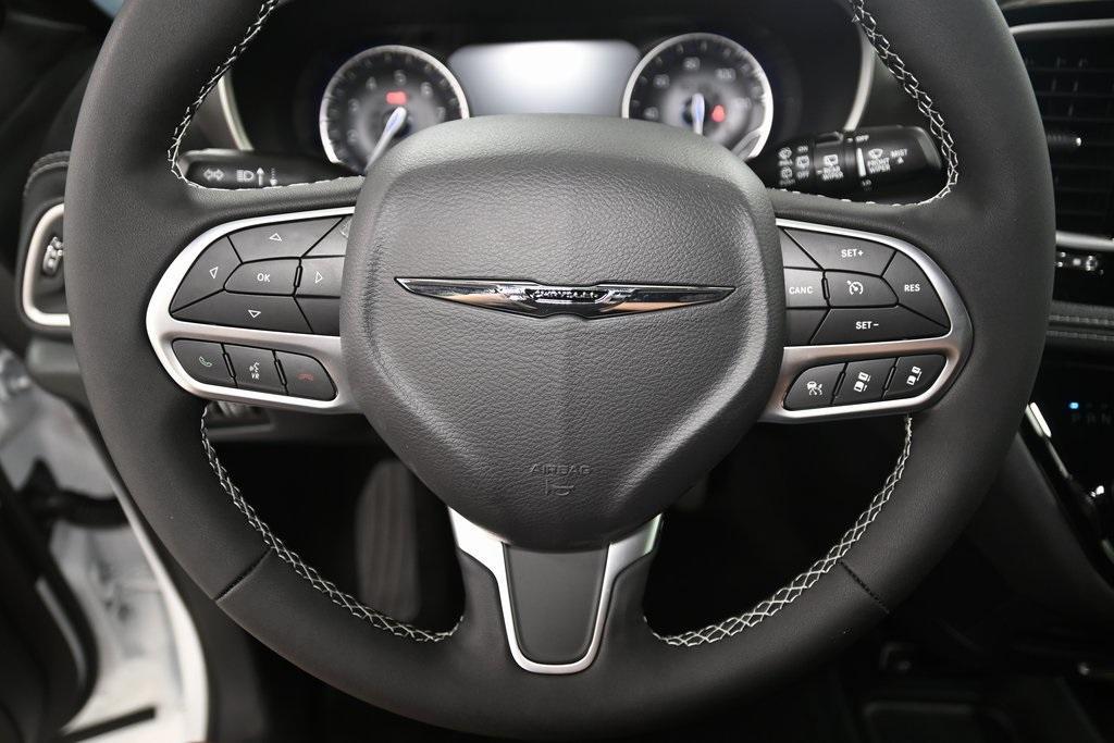new 2025 Chrysler Pacifica car, priced at $43,677