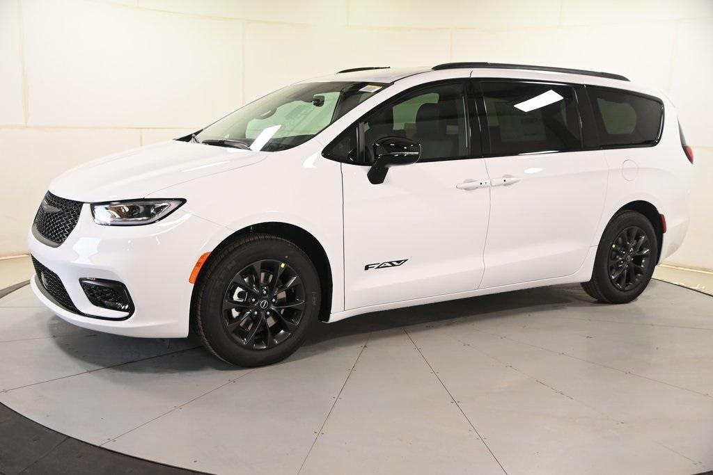 new 2025 Chrysler Pacifica car, priced at $43,677
