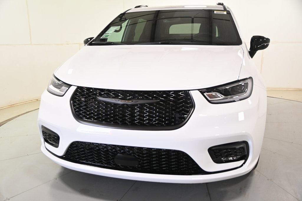 new 2025 Chrysler Pacifica car, priced at $43,677