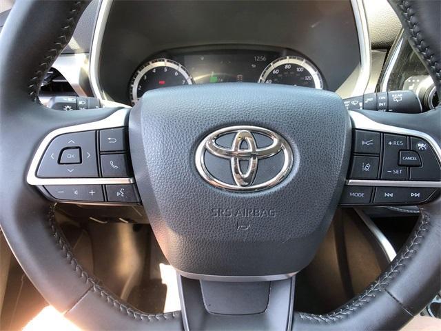 used 2022 Toyota Highlander car, priced at $35,499