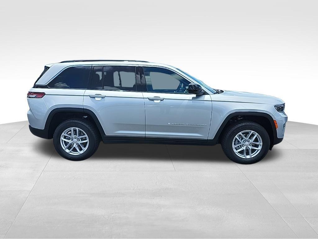 new 2025 Jeep Grand Cherokee car, priced at $40,174