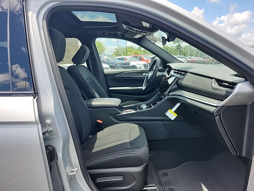 new 2025 Jeep Grand Cherokee car, priced at $40,174