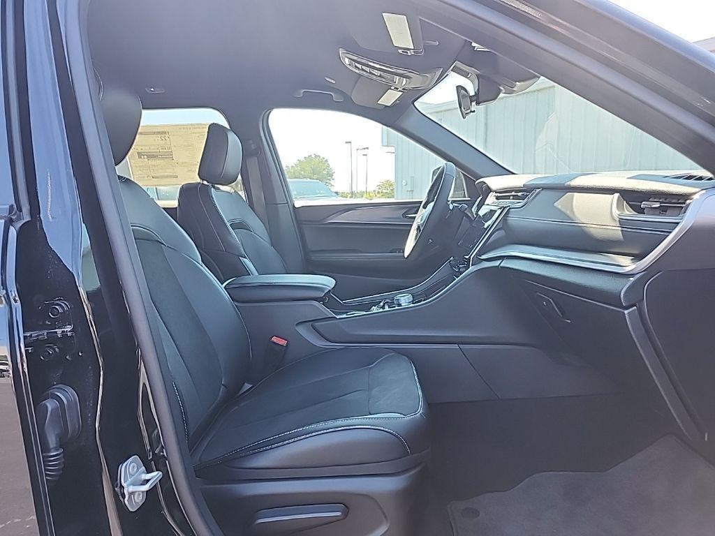 new 2025 Jeep Grand Cherokee car, priced at $37,680