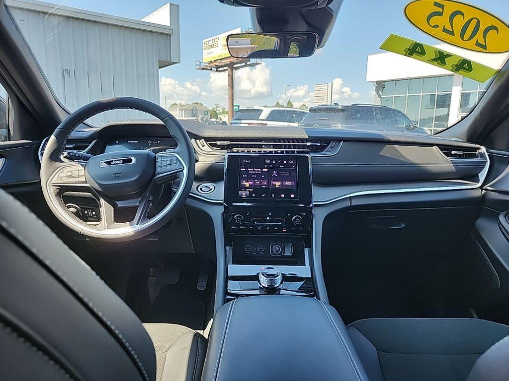 new 2025 Jeep Grand Cherokee car, priced at $37,680