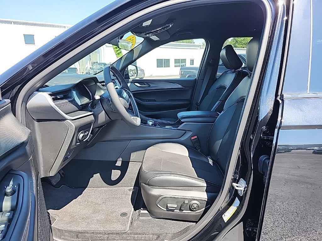 new 2025 Jeep Grand Cherokee car, priced at $37,680