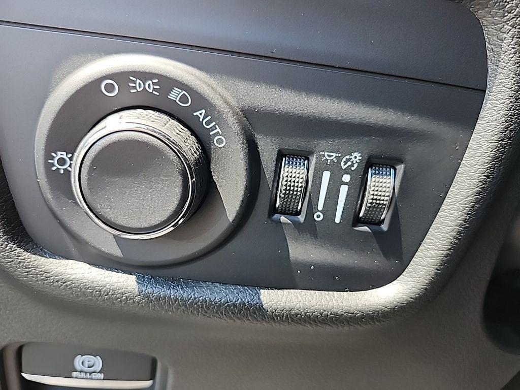 new 2025 Jeep Grand Cherokee car, priced at $37,680