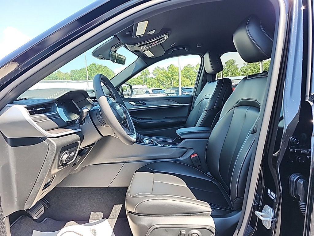 new 2025 Jeep Grand Cherokee car, priced at $42,147