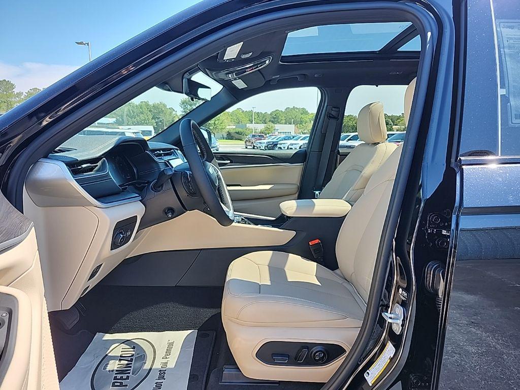 new 2025 Jeep Grand Cherokee car, priced at $46,880