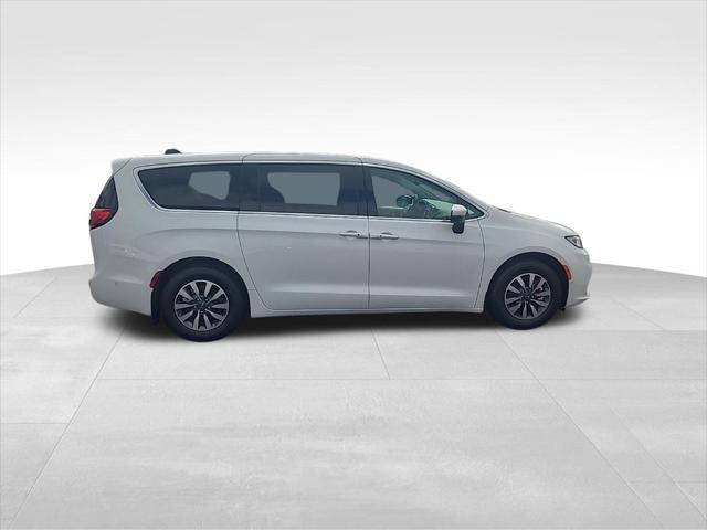 new 2023 Chrysler Pacifica Hybrid car, priced at $45,510