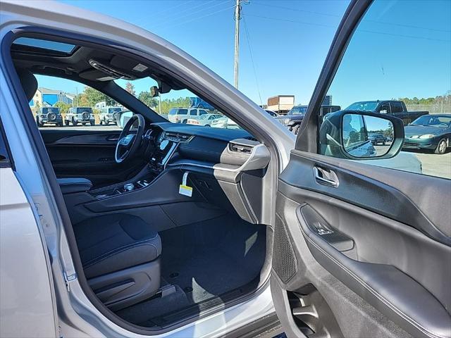 new 2025 Jeep Grand Cherokee car, priced at $40,175