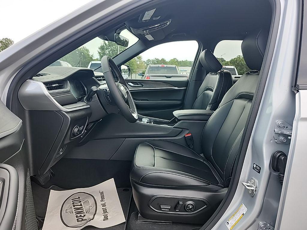 new 2025 Jeep Grand Cherokee car, priced at $38,647