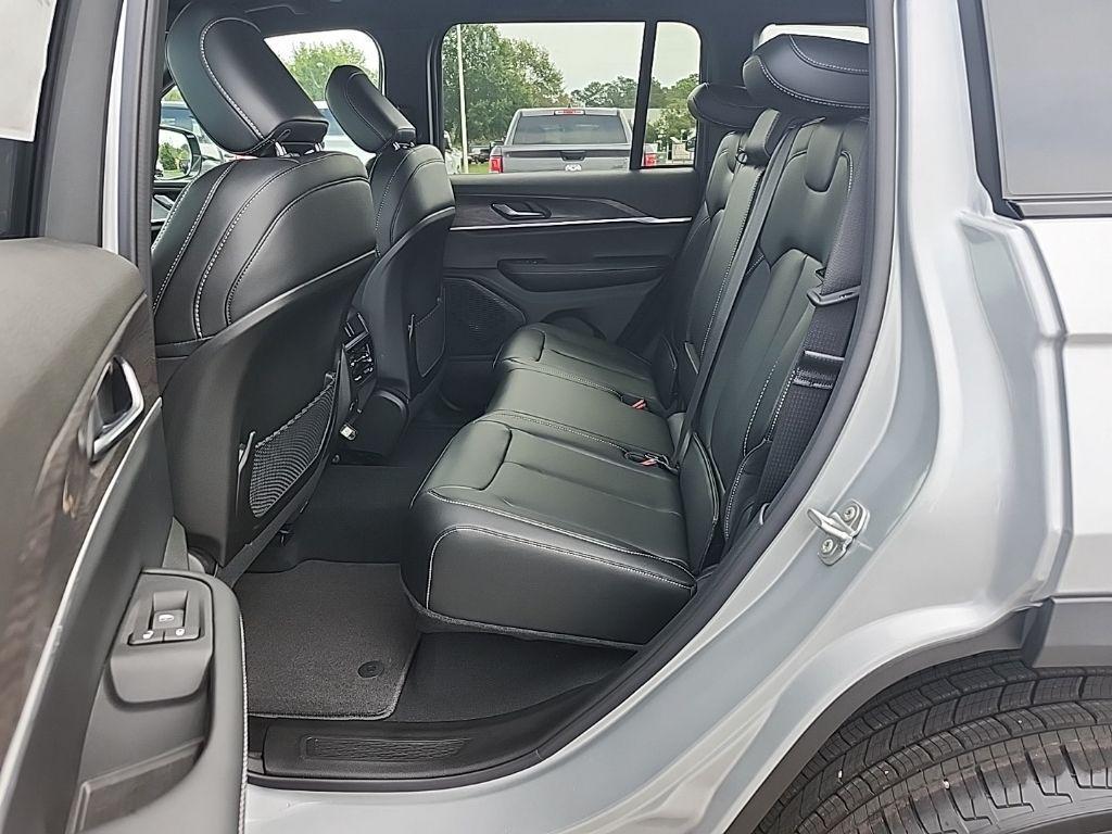 new 2025 Jeep Grand Cherokee car, priced at $38,647