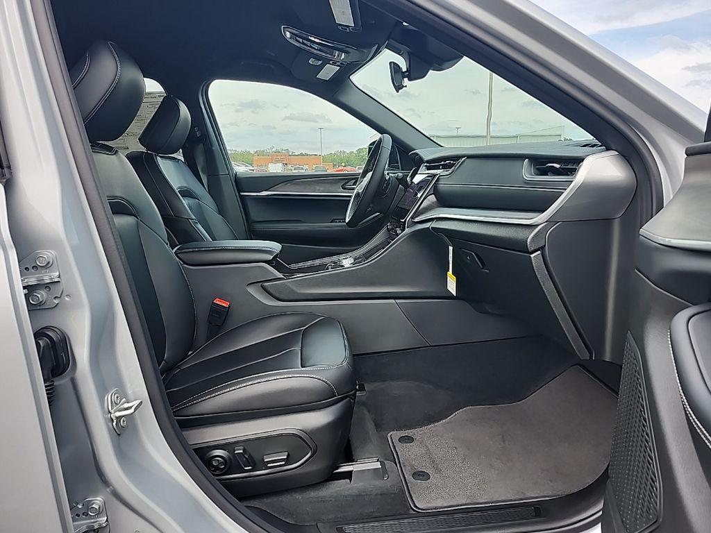 new 2025 Jeep Grand Cherokee car, priced at $38,647