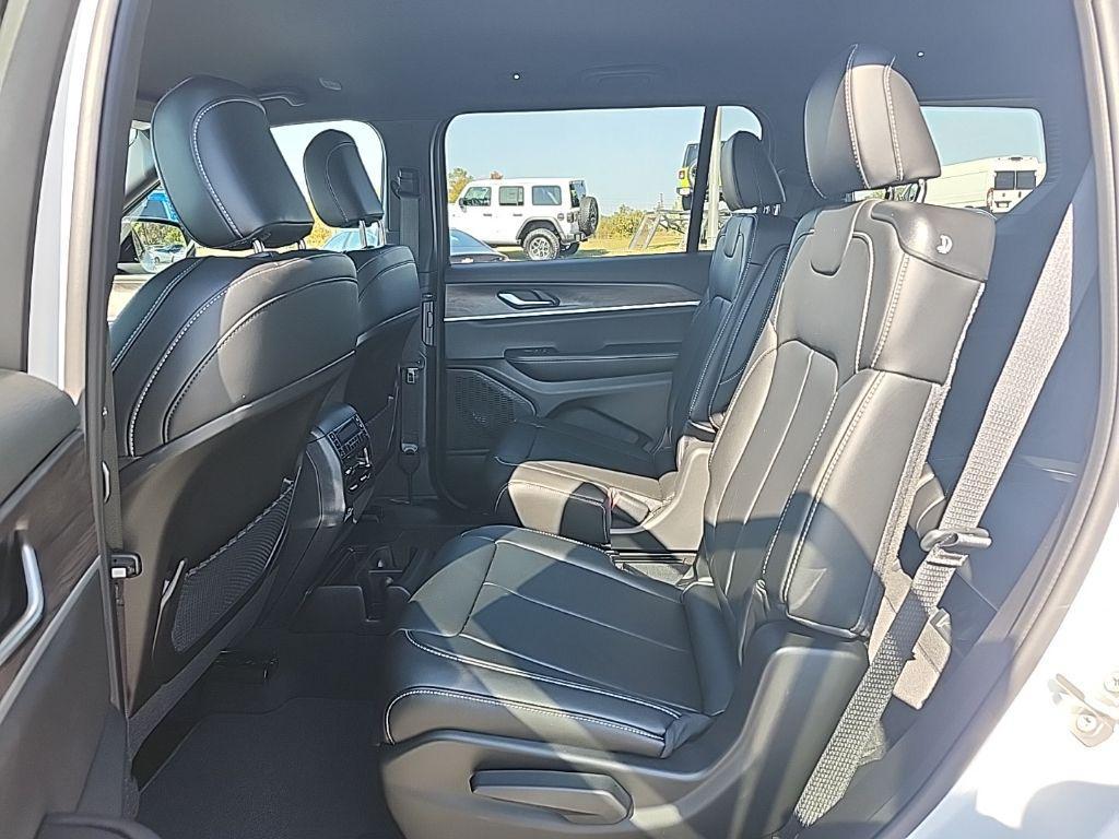 new 2025 Jeep Grand Cherokee car, priced at $45,052