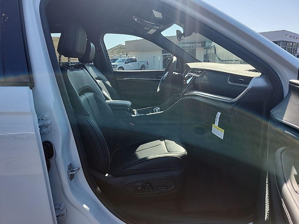 new 2025 Jeep Grand Cherokee car, priced at $45,052