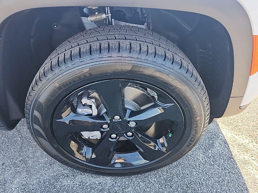 new 2025 Jeep Grand Cherokee car, priced at $45,052