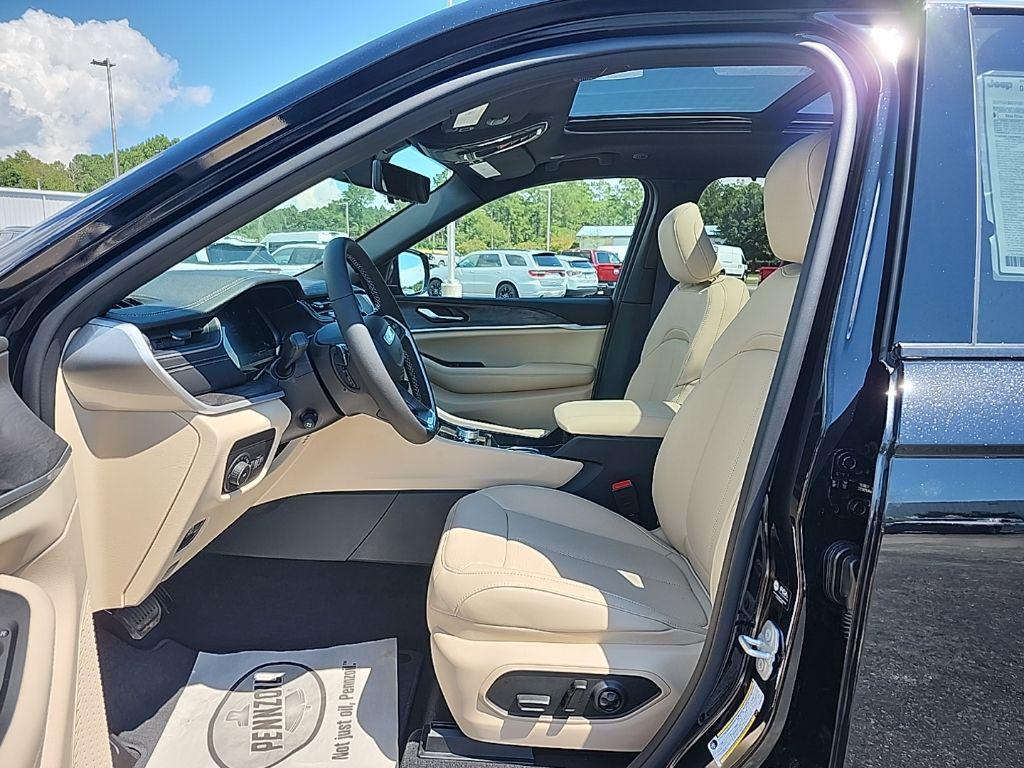 new 2025 Jeep Grand Cherokee car, priced at $46,880