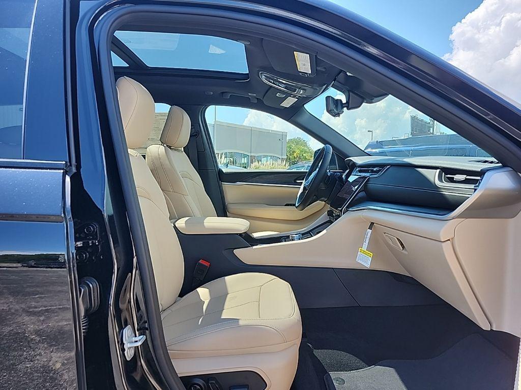 new 2025 Jeep Grand Cherokee car, priced at $46,880