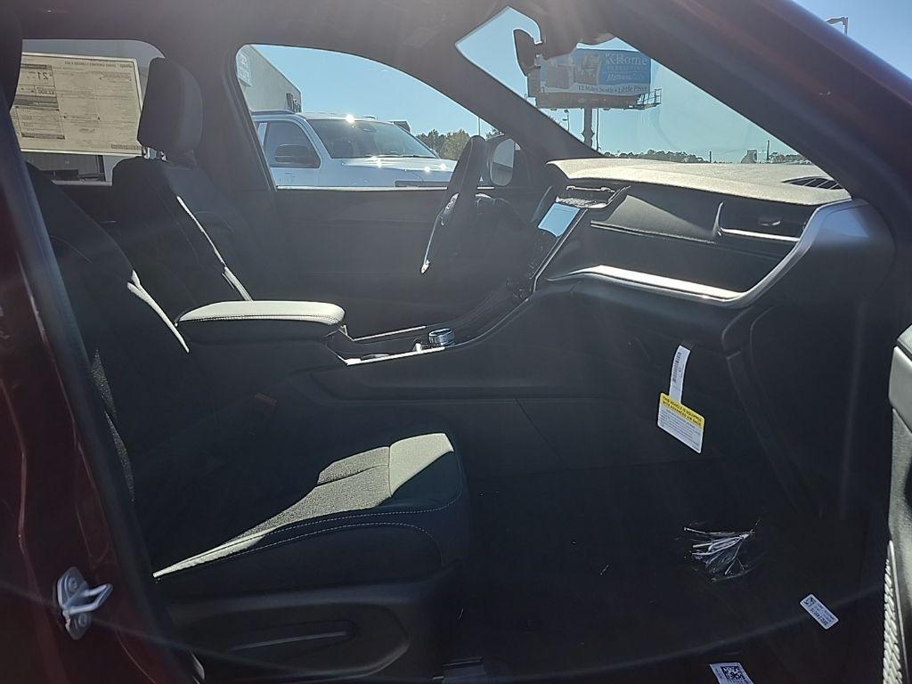 new 2025 Jeep Grand Cherokee car, priced at $41,292