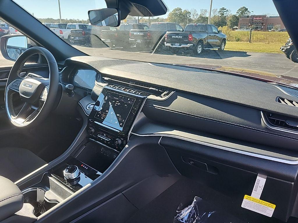 new 2025 Jeep Grand Cherokee car, priced at $41,292