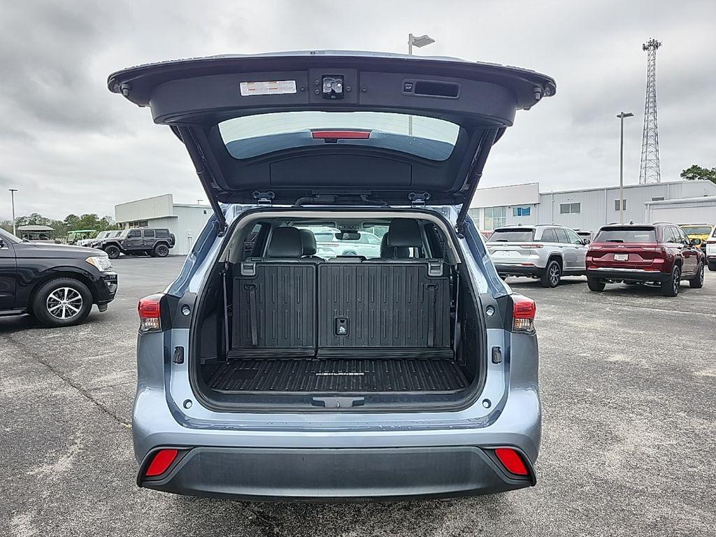 used 2022 Toyota Highlander car, priced at $35,995