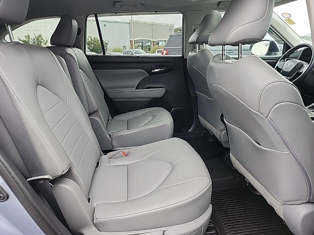 used 2022 Toyota Highlander car, priced at $35,995