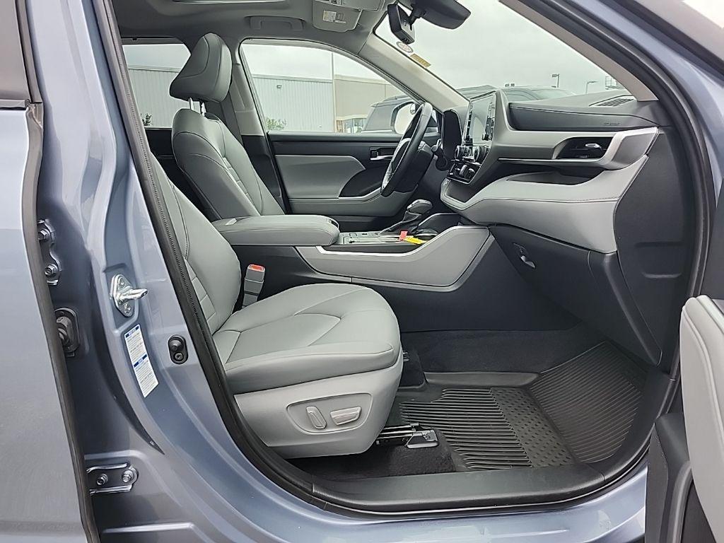 used 2022 Toyota Highlander car, priced at $35,995